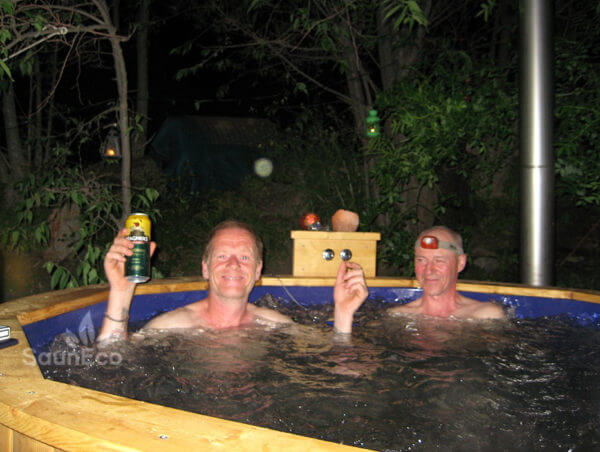 Tonneau de bain avec système de jet à bulles et LED (Grenade, Espagne)